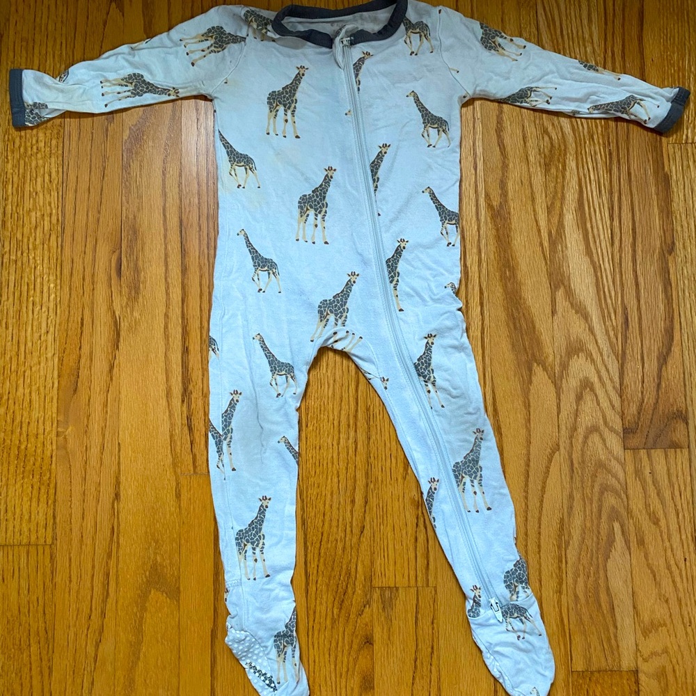 Kyte Baby Bamboo Footie Pajamas in Giraffe print 12-18 mos.